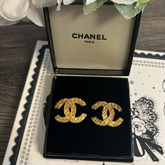 CHANEL Vintage Gold Textured CC Clip On Earrings - Picture 1 of 10